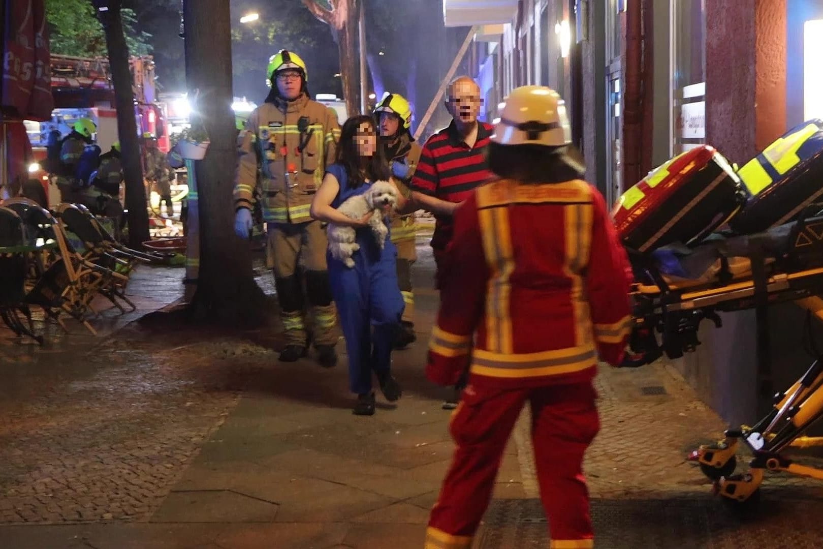 Bewohner des Brandhauses auf der Flucht vor den Flammen.