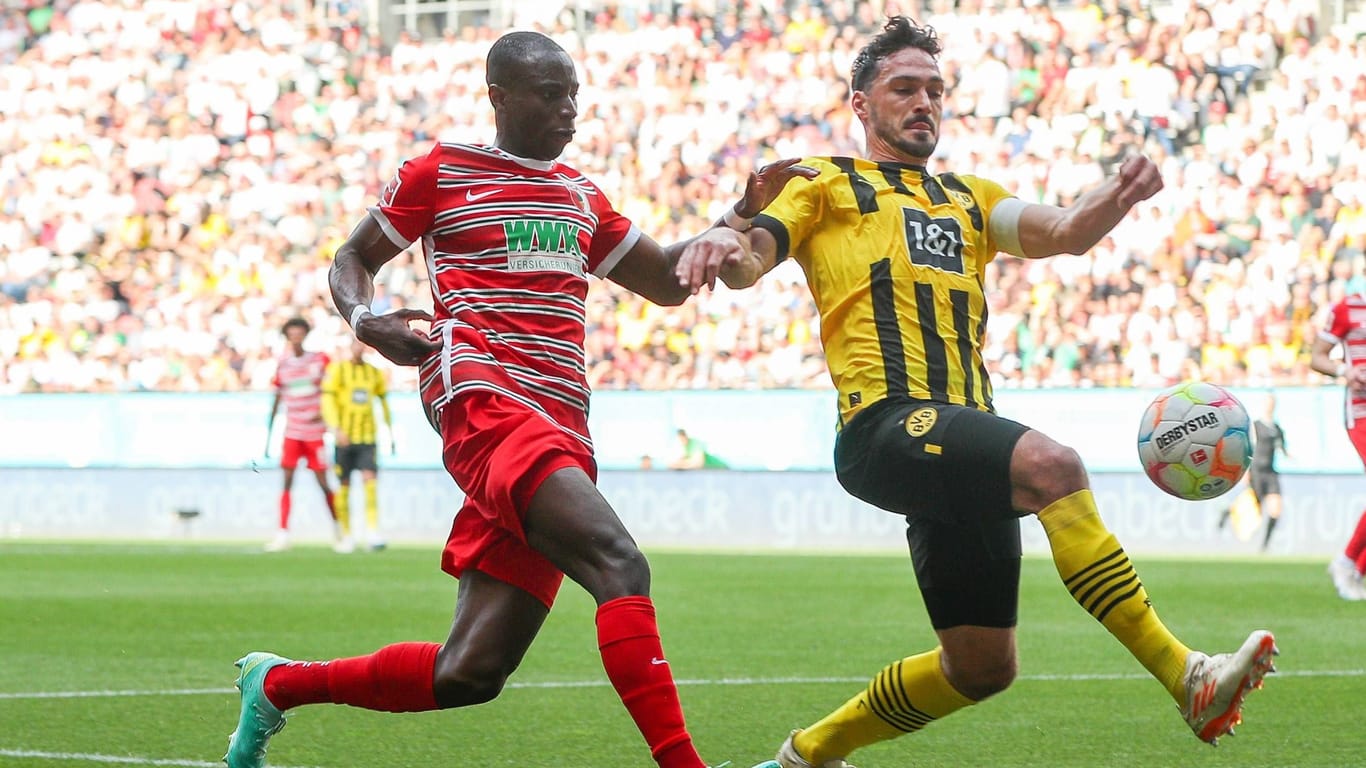 Mats Hummels (r.) im Zweikampf mit Kelvin Yeboah.