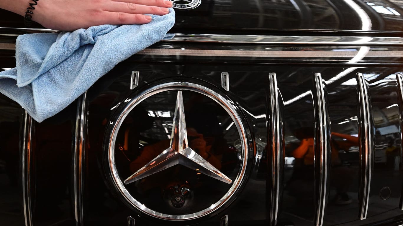 Eine Mitarbeiterin von Mercedes-Benz poliert das Mercedes-Emblem: Der deute Autobauer führt das Ranking an.