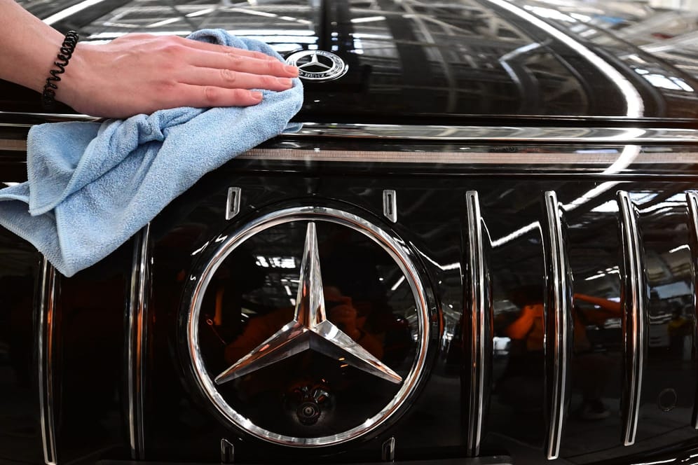 Eine Mitarbeiterin von Mercedes-Benz poliert das Mercedes-Emblem: Der deute Autobauer führt das Ranking an.
