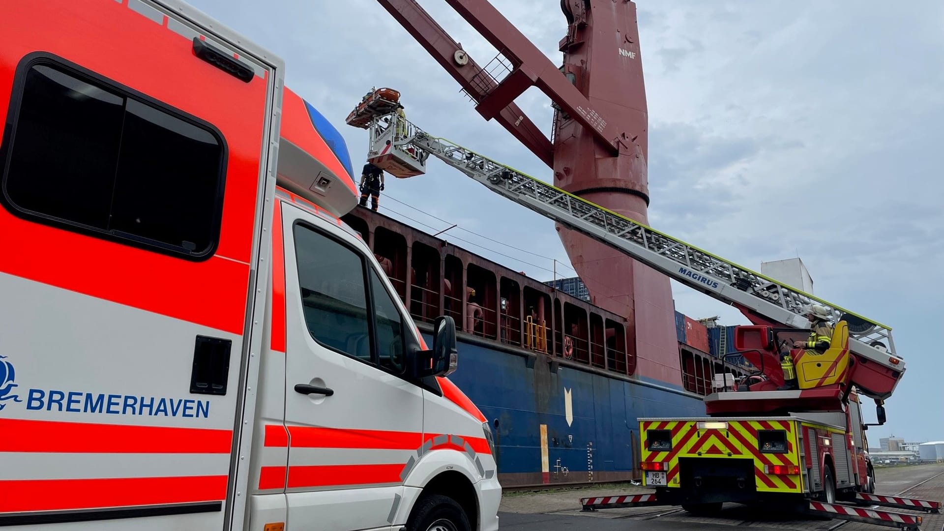 Auch ein Kran kam nach dem Unfall auf dem Handelsschiff zum Einsatz. Auch ein Kran kam nach dem Unfall auf dem Handelsschiff zum Einsatz.