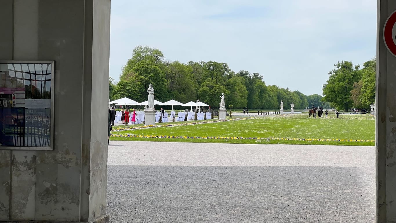 Es wird geklatscht und angestoßen beim Schloss Nymphenburg: Direkt vor das Schloss kommen nur geladene Gäste.