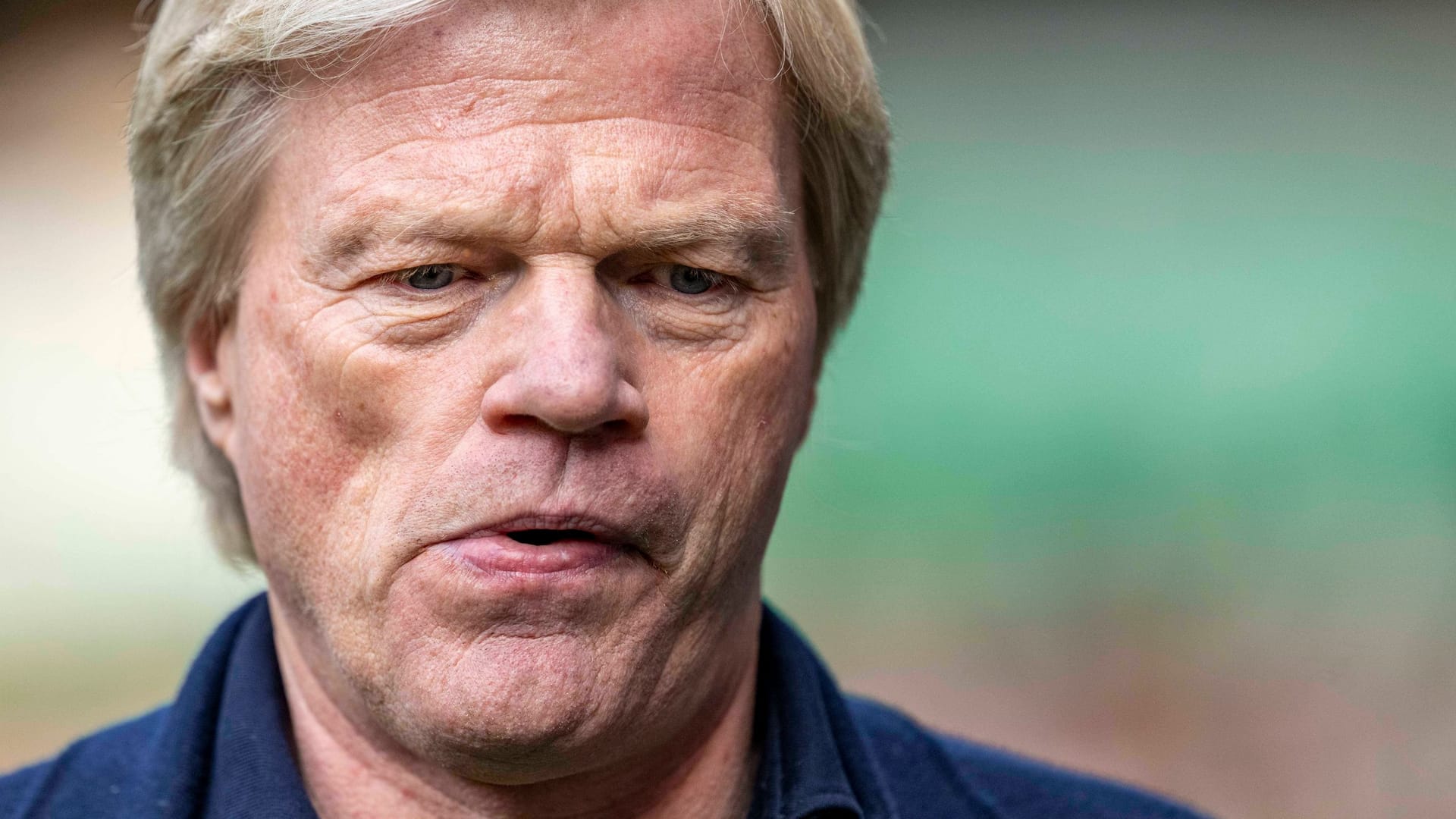 Oliver Kahn am Rande der Partie gegen Schalke 04: Der Bayern-Vorstandschef steht in der Kritik.