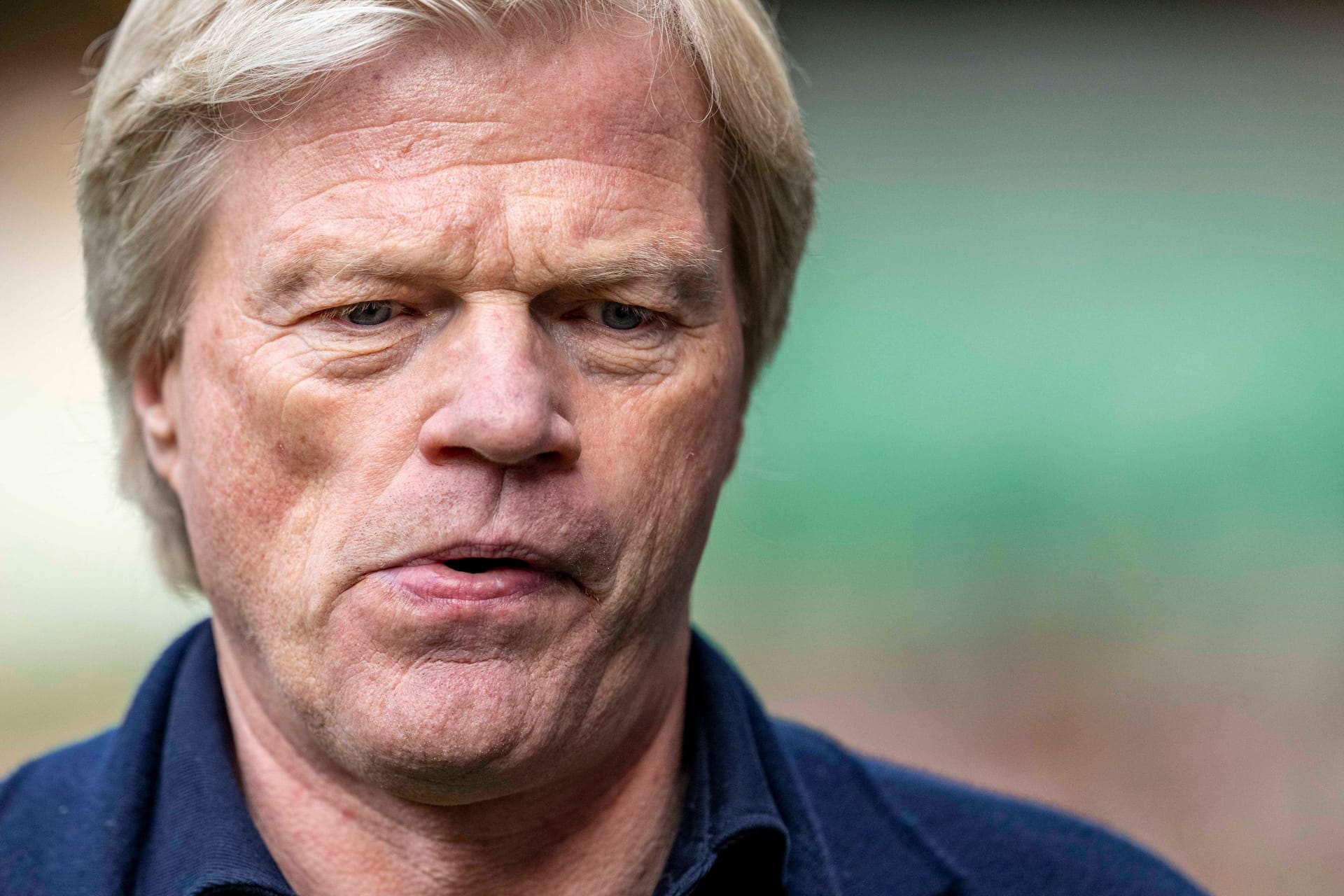 Oliver Kahn am Rande der Partie gegen Schalke 04: Der Bayern-Vorstandschef steht in der Kritik.