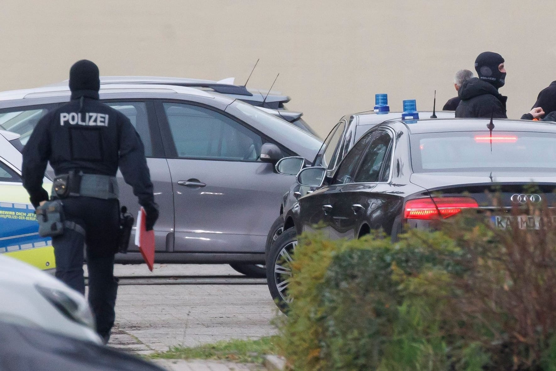 Polizisten bei der Reichsbürger-Razzia im Dezember (Archivbild):