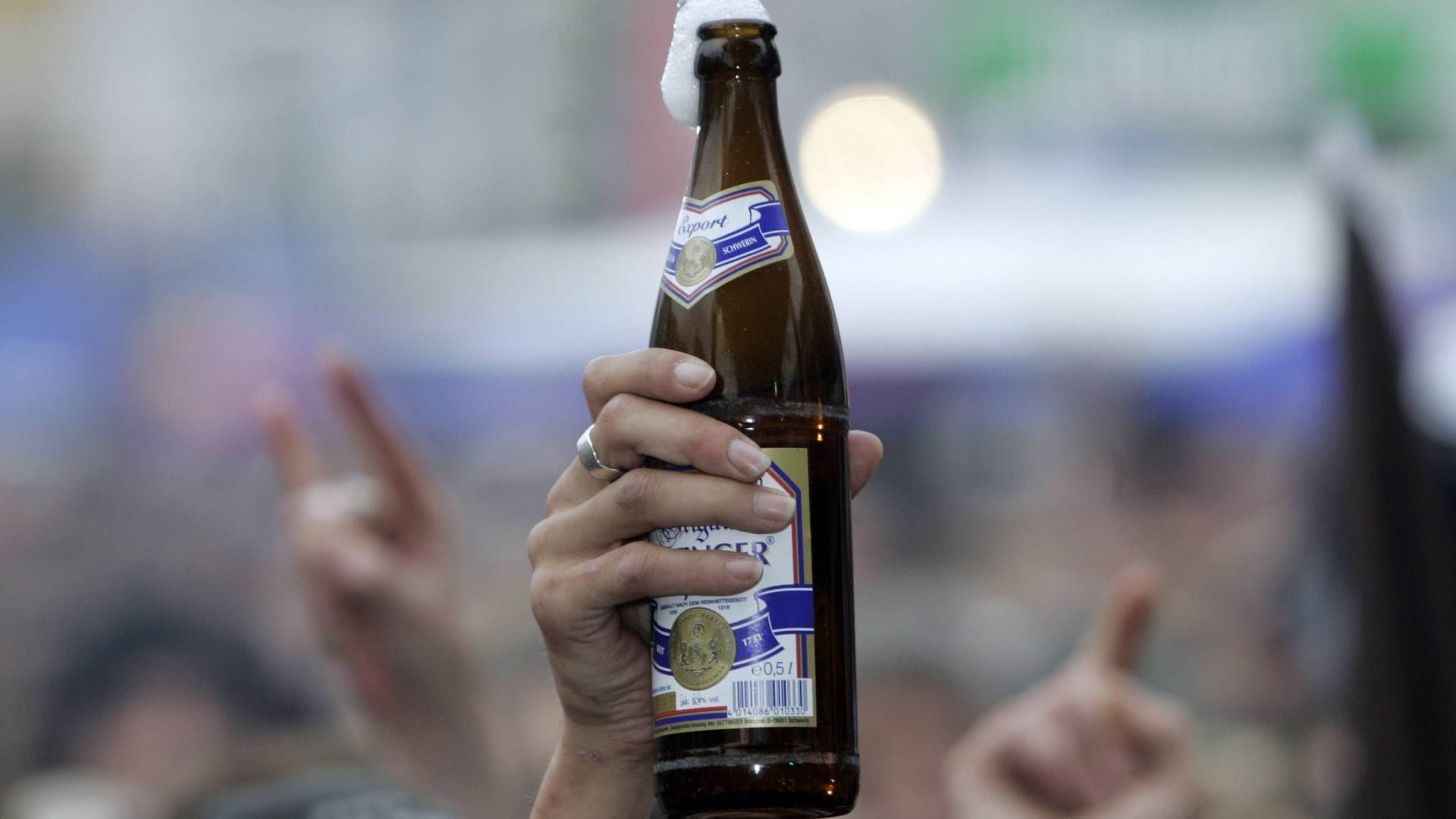 Bierflasche der Marke Oettinger: Bei Kaufland in NRW wird die Marke nicht mehr zu finden sein.