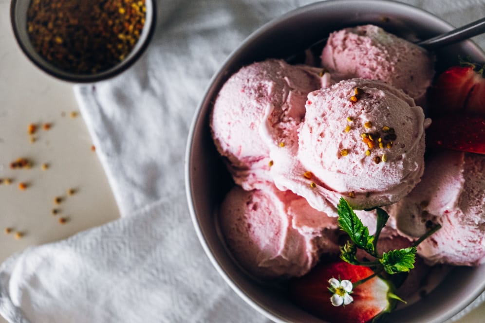 Mit einer Eismaschine gelingen Ihnen die leckersten Eiskreationen kinderleicht.