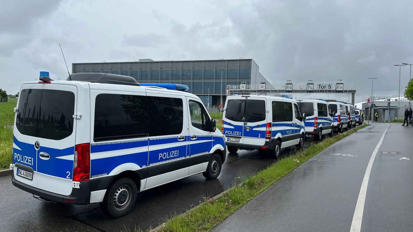 Mehrere Polizeifahrzeuge stehen am Daimler-Werk in Sindelfingen: Hier sind am Morgen zwei Menschen getötet worden.