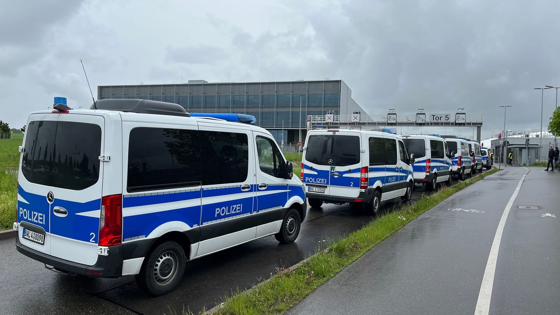 Mehrere Polizeifahrzeuge stehen am Daimler-Werk in Sindelfingen: Hier sind am Morgen zwei Menschen getötet worden.