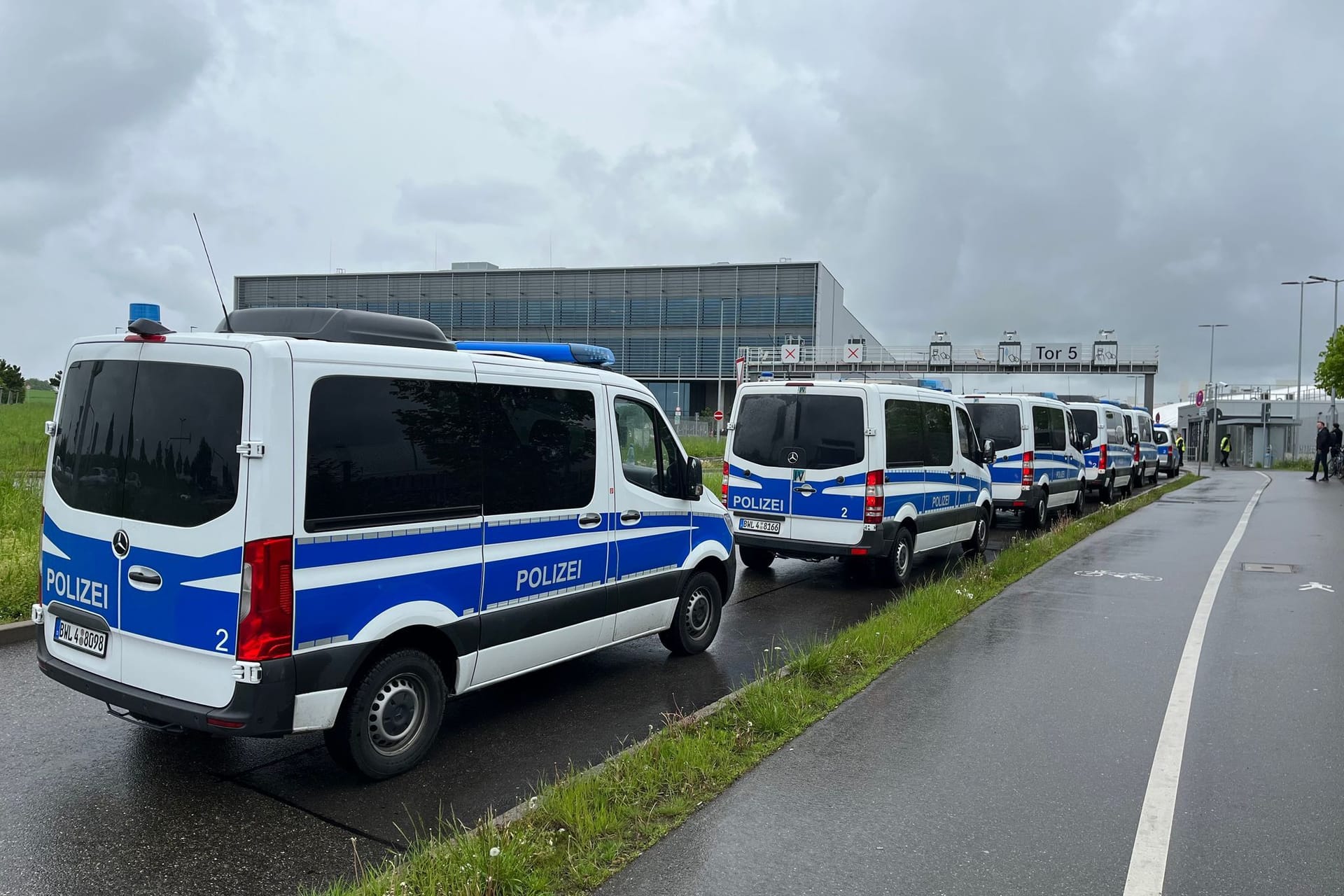 Mehrere Polizeifahrzeuge stehen am Daimler-Werk in Sindelfingen: Hier sind am Morgen zwei Menschen getötet worden.