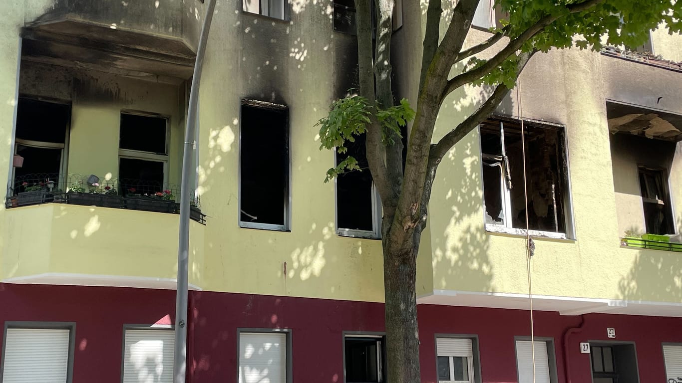 Die Wohnung, in der das Feuer wohl ausbrach, ist völlig ausgebrannt.
