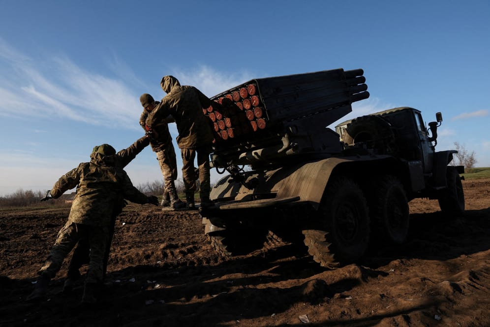 Ukrainische Soldaten mit einem BM-21 Grad-Mehrfachraketenwerfer in der Nähe der Stadt Bachmut.
