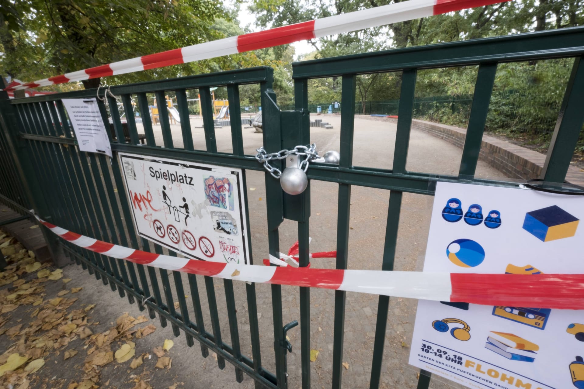 Ein abgesperrter Spielplatz (Archivbild): In Berlin hat ein Unbekannter für eine Explosion gesorgt.