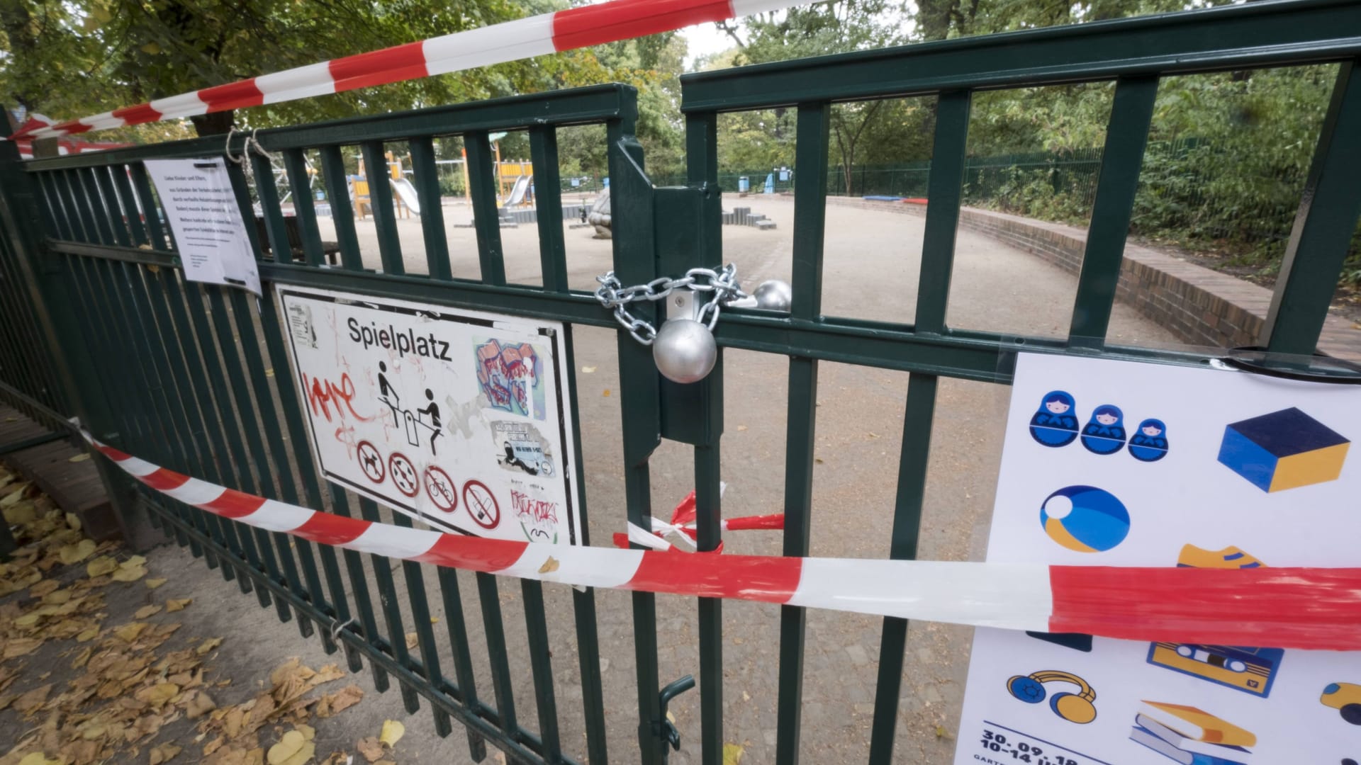 Ein abgesperrter Spielplatz (Archivbild): In Berlin hat ein Unbekannter für eine Explosion gesorgt.