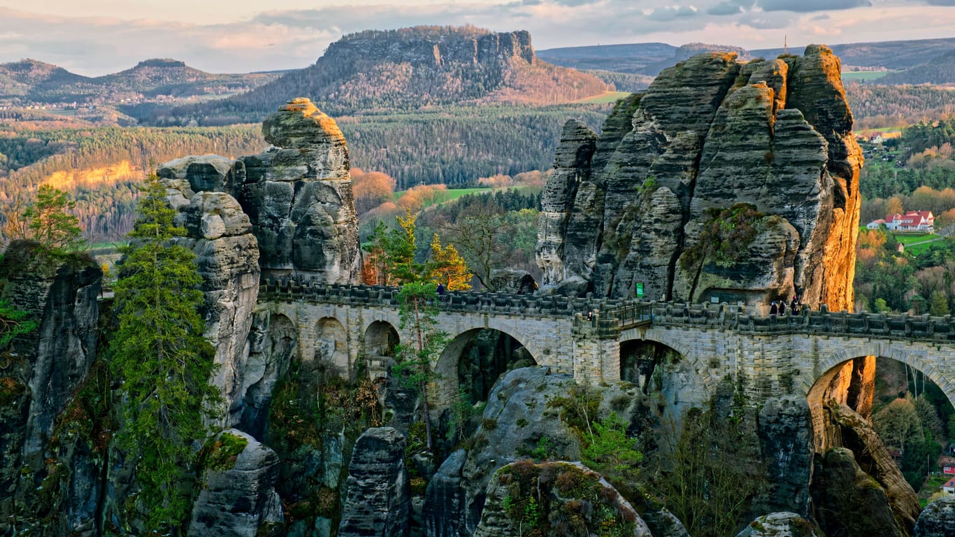 Die Basteibrücke in der Sächsischen Schweiz (Archivbild): Wie hat die Region in der t-online-Umfrage abgeschnitten?