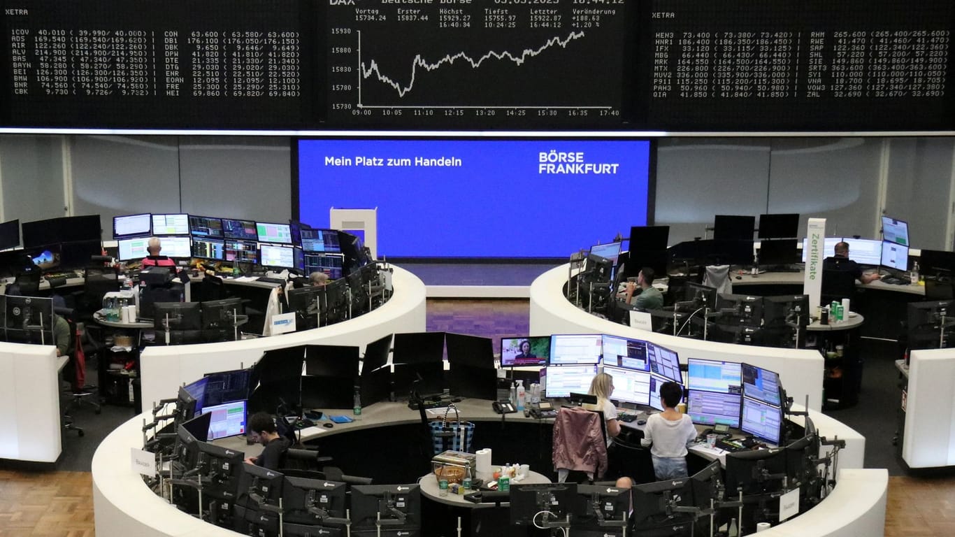 Frankfurter Börse (Archivbild): Der Dax hat die 16.000 Punkte im Visier.