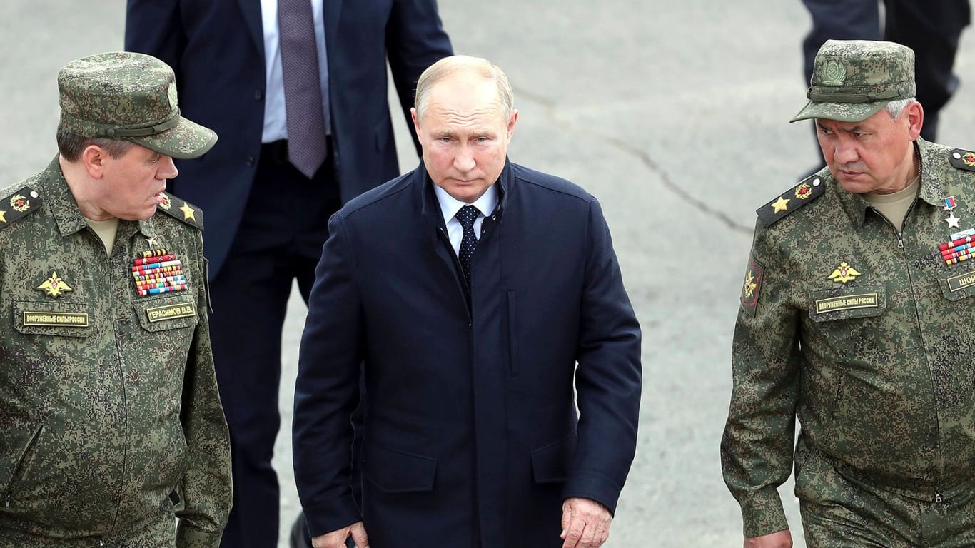 Putin (M.) mit seinem aktuellen Ukraine-Oberbefehlshaber Gerassimow (l.) und Verteidigungsminister Schoigu (r.).