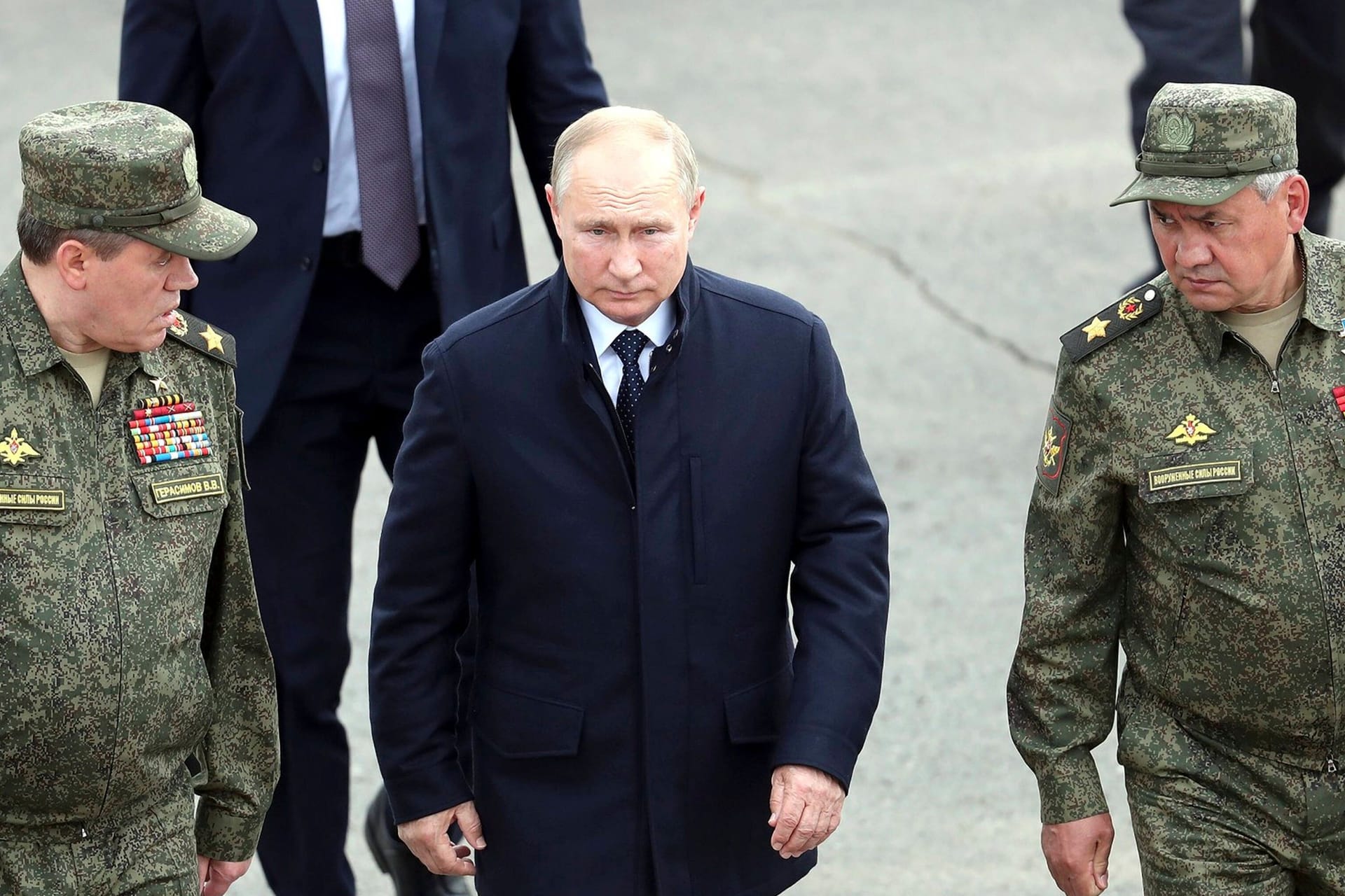 Putin (M.) mit seinem aktuellen Ukraine-Oberbefehlshaber Gerassimow (l.) und Verteidigungsminister Schoigu (r.).