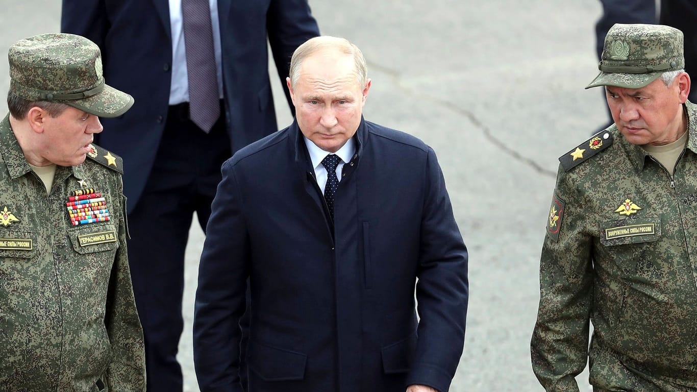 Putin (M.) mit seinem aktuellen Ukraine-Oberbefehlshaber Gerassimow (l.) und Verteidigungsminister Schoigu (r.).