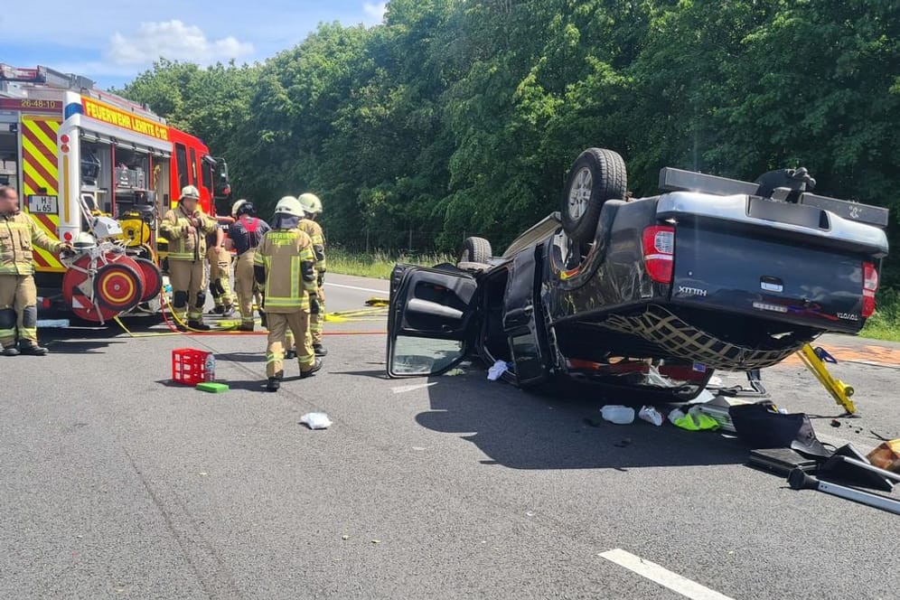 Verunfallter Pickup auf der A2: