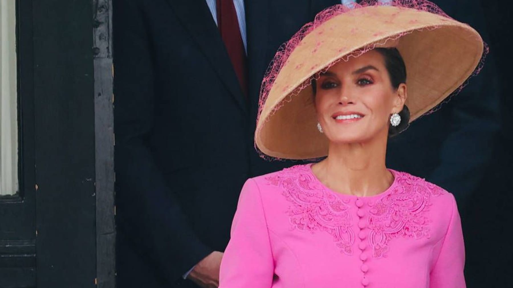 Koningin Letizia overtreft de andere royals in haar outfit