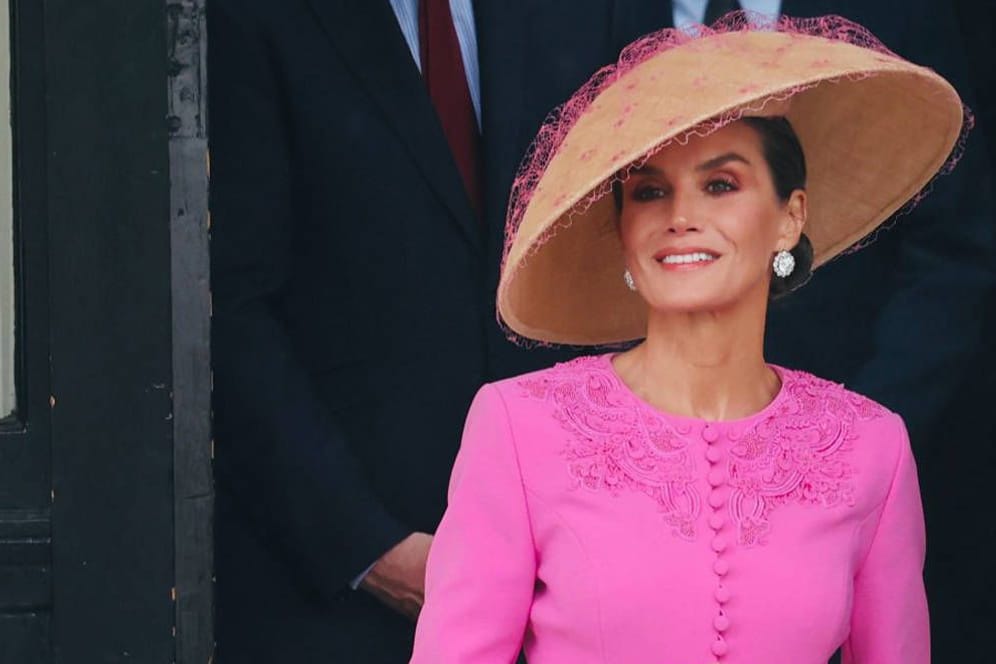 Leitzia von Spanien: Die Königin kam in einem Look in Pink.