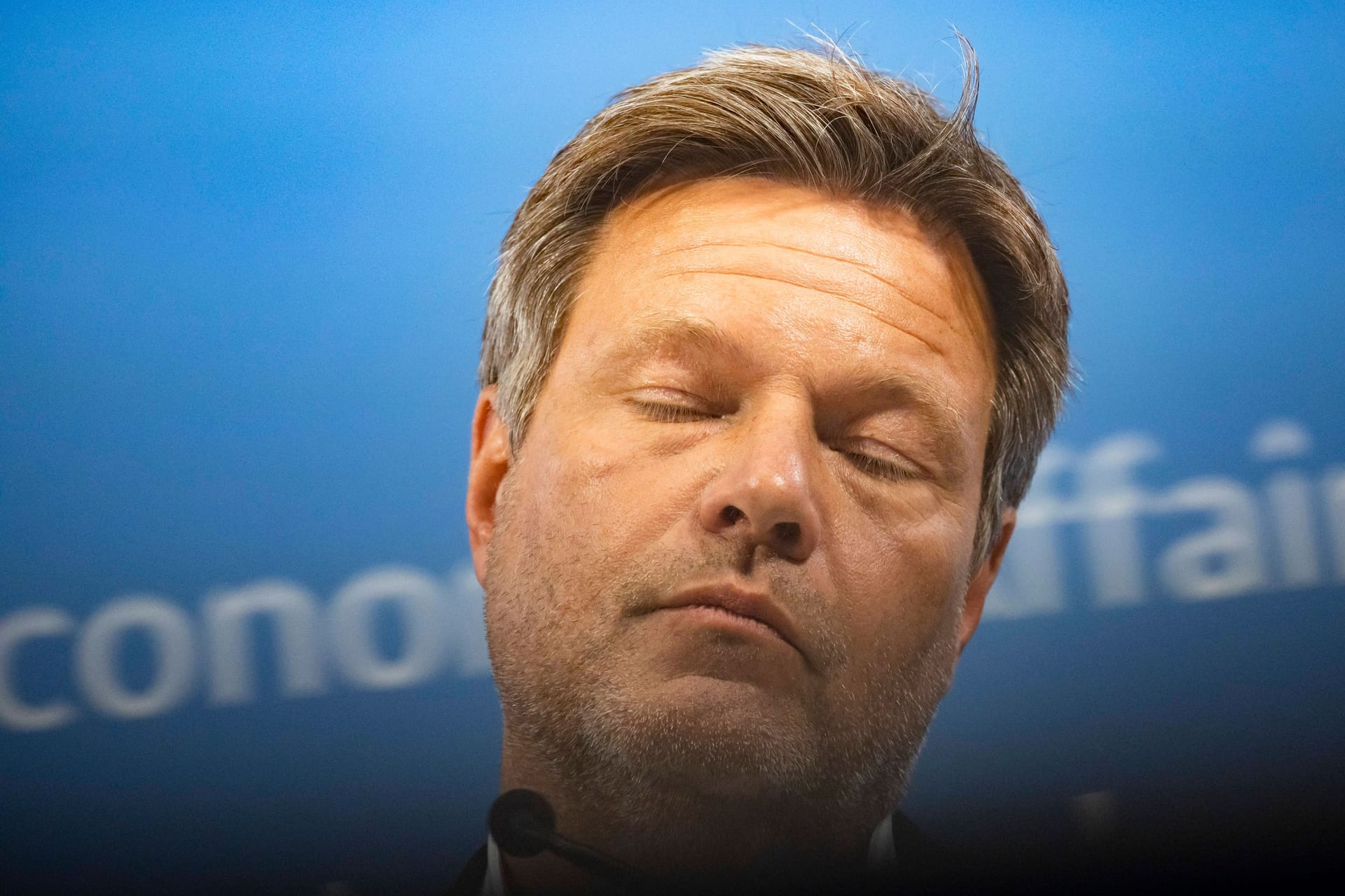 Robert Habeck: Eine Krise nach der anderen. Robert Habeck: Eine Krise nach der anderen.