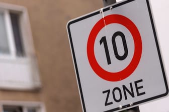Strenges Tempolimit: Radfahrer müssen einerseits nicht die generellen Beschränkungen für den Kraftverkehr einhalten. Konkrete Anweisungen auf Schildern müssen sie aber befolgen.