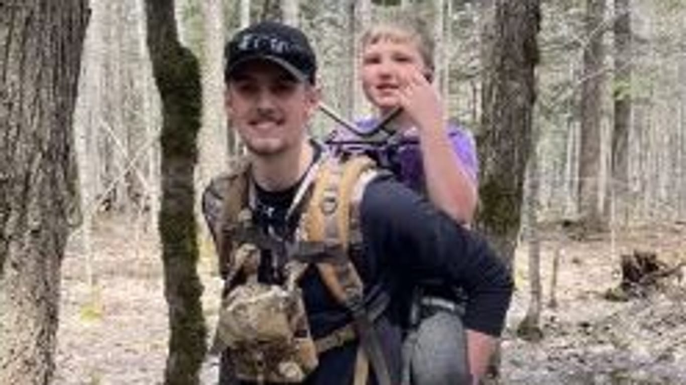 Der 8-Jährige und sein Retter: Fast zwei Tage überlebte er alleine im Wald.