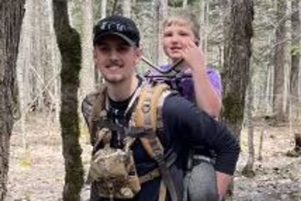 Der 8-Jährige und sein Retter: Fast zwei Tage überlebte er alleine im Wald.