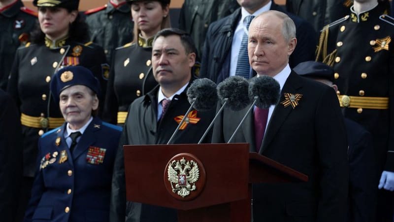 Wladimir Putin spricht am 9. Mai auf dem Roten Platz: Der russische Präsident propagiert, dass der Westen Russland angreift.