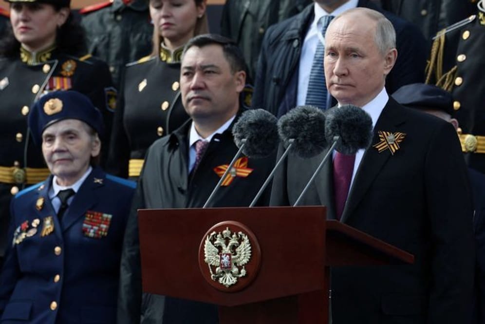 Wladimir Putin spricht am 9. Mai auf dem Roten Platz: Der russische Präsident propagiert, dass der Westen Russland angreift.
