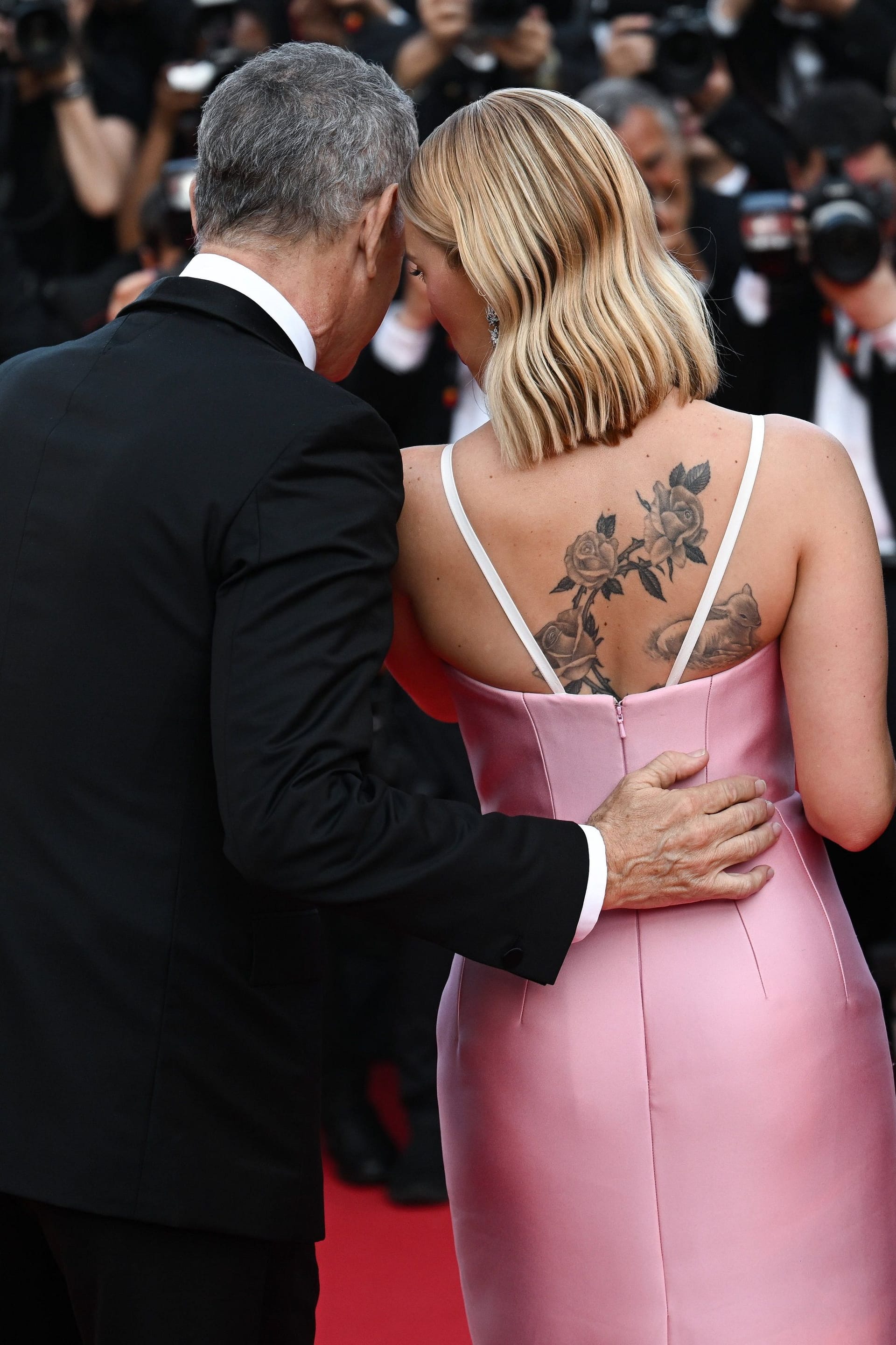 Auch ein Rücken kann entzücken: Tom Hanks und Scarlett Johansson zeigen sich von hinten.