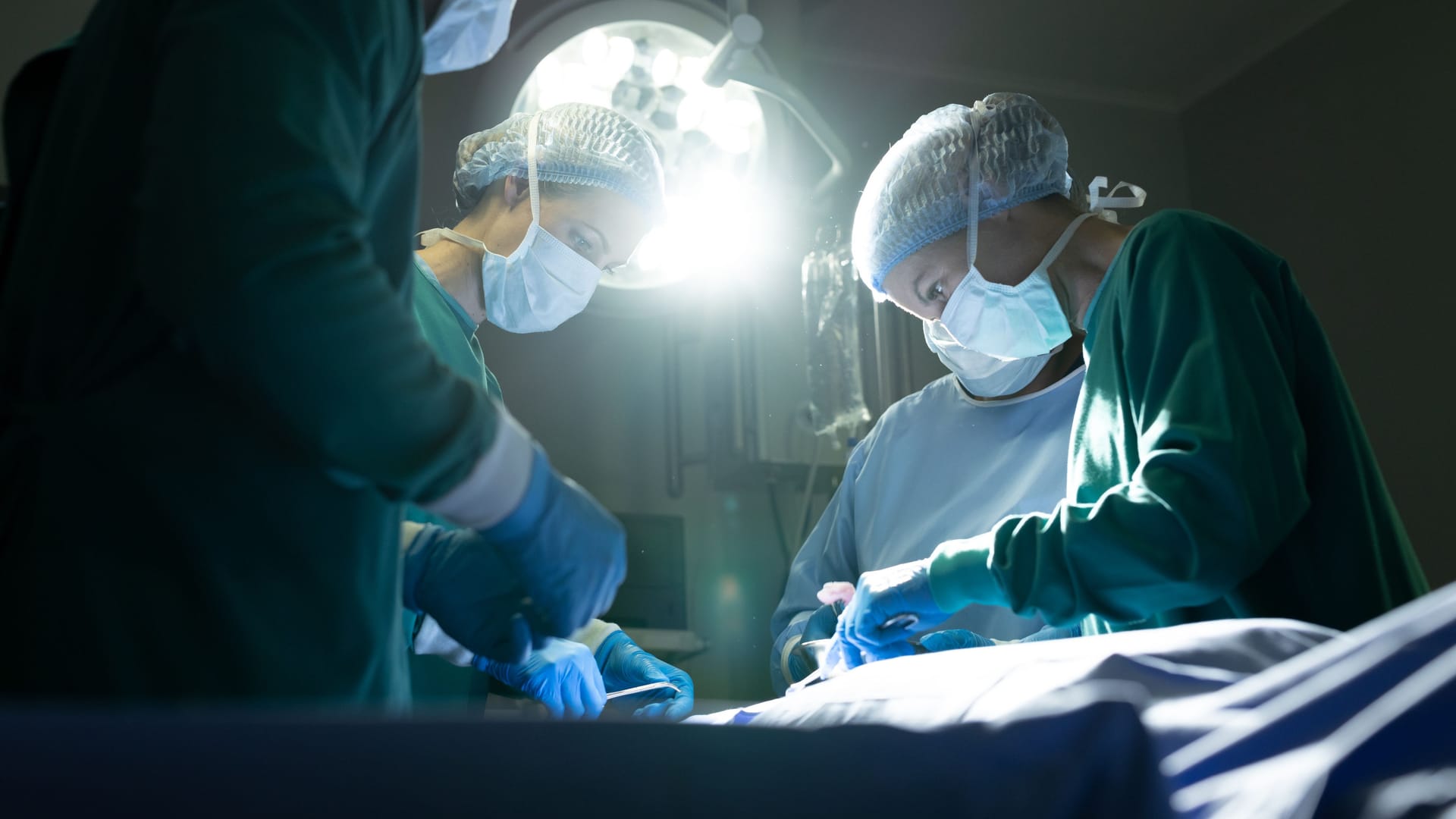 Chirugen bei einer Operation: Ein Fall in München beschäftigt das Landgericht.
