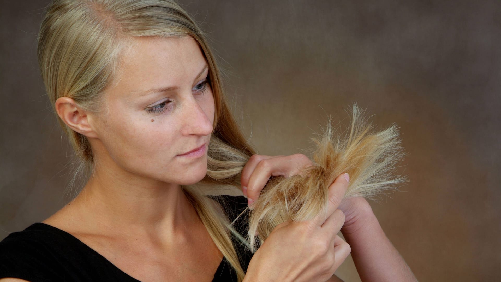 Analyse der Haare: Forscher haben jetzt Anzeichen für Herzprobleme im Haar nachgewiesen.