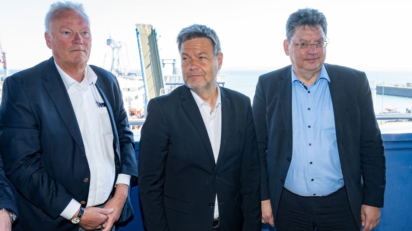 Harm Sievers (l-r), Geschäftsführer der Fährhafen Sassnitz GmbH, Robert Habeck (Bündnis90/Grüne), Bundeswirtschaftsminister, und Reinhard Meyer (SPD), Wirtschafts-, Tourismus- und Verkehrsminister von Mecklenburg-Vorpommern: Sie nahmen an einem Treffen auf der Insel Rügen teil.