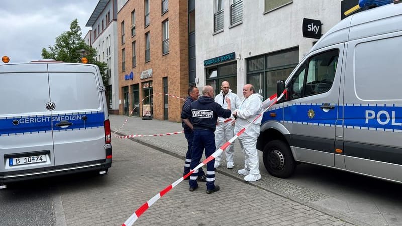 Gerichtsmedizin und Polizei stehen am Einsatzort. Ein Mann ist in Berlin-Hellersdorf getötet worden. Wie die Berliner Polizei mitteilte, wurde er am frühen Samstagmorgen schwer verletzt in der Janusz-Korczak-Straße vor einer Bar auf dem Gehweg gefunden. Die Polizei gehe von einem Tötungsdelikt aus, sagte ein Polizeisprecher. Der Mann sei offensichtlich mit einem spitzen Gegenstand verletzt worden. Versuche, ihn zu reanimieren, seien erfolglos geblieben. Gerichtsmedizin und Polizei stehen am Einsatzort. Ein Mann ist in Berlin-Hellersdorf getötet worden. Wie die Berliner Polizei mitteilte, wurde er am frühen Samstagmorgen schwer verletzt in der Janusz-Korczak-Straße vor einer Bar auf dem Gehweg gefunden. Die Polizei gehe von einem Tötungsdelikt aus, sagte ein Polizeisprecher. Der Mann sei offensichtlich mit einem spitzen Gegenstand verletzt worden. Versuche, ihn zu reanimieren, seien erfolglos geblieben.