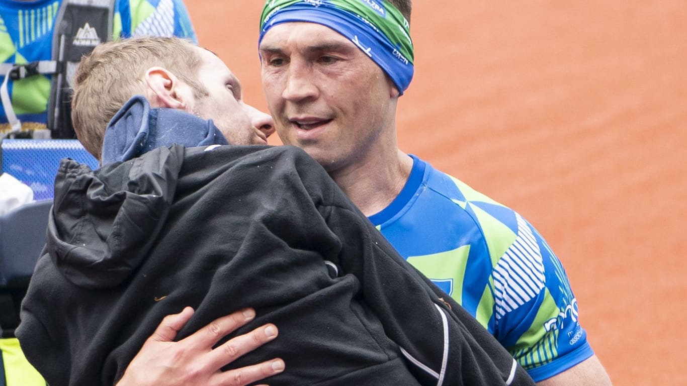Echte Freunde: Der schwer erkrankte Rob Burrow wird von Kevin Sinfield über die Ziellinie beim Rob Burrow Leeds Marathon 2023 getragen.