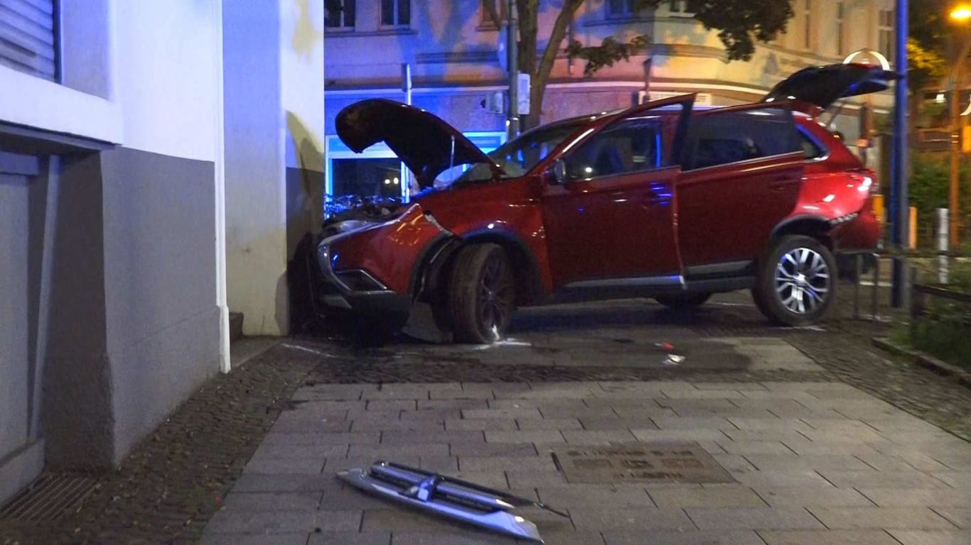 Ein roter Wagen an der Hauswand: Die Beamten aus Dortmund suchen nach einer unbekannten Frau.