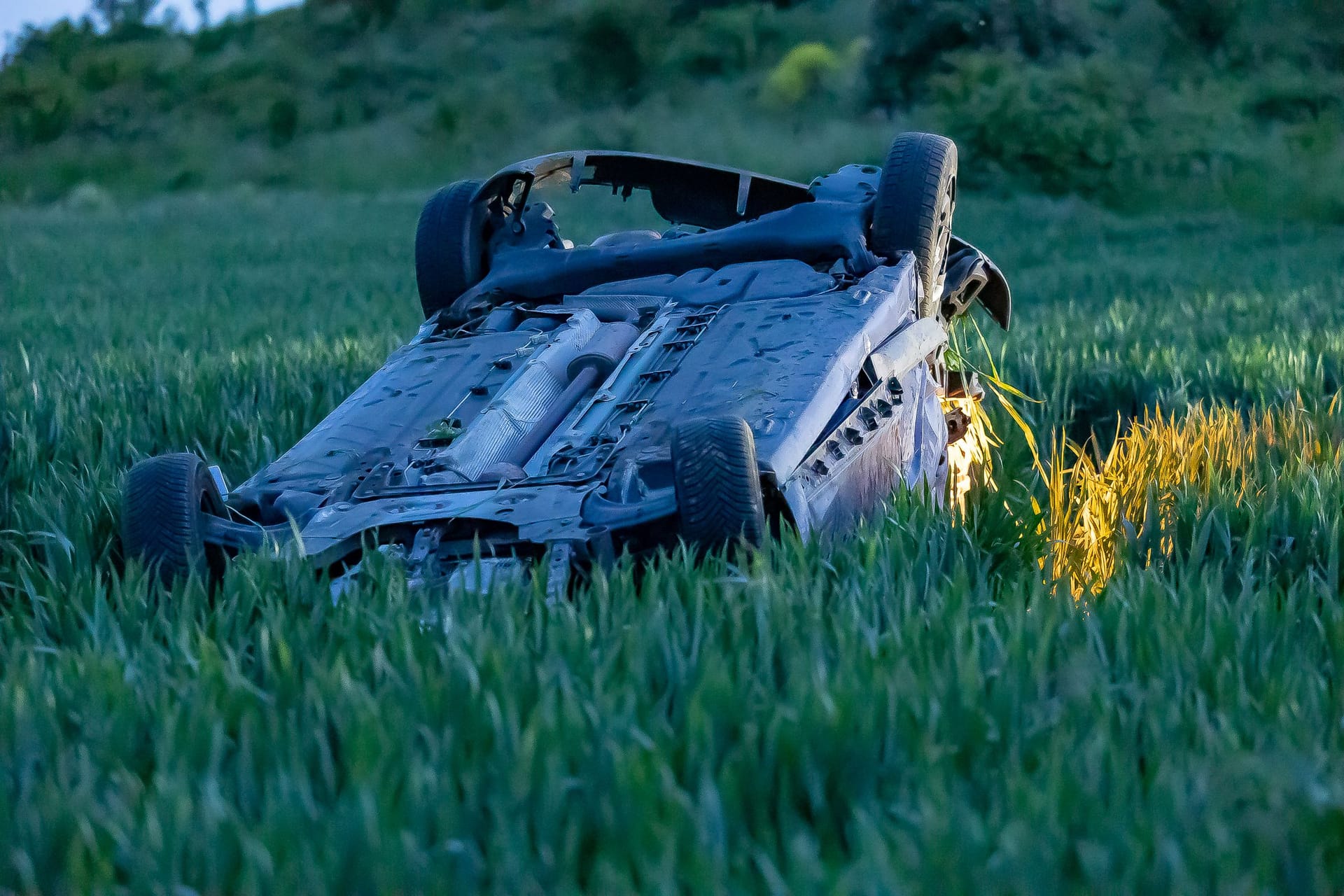 Das Auto kam erst nach rund 60 Metern und mehreren Überschlägen in einem Maisfeld auf dem Dach liegend zum Stillstand.