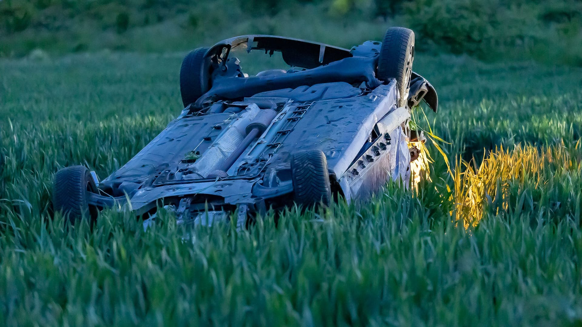 Das Auto kam erst nach rund 60 Metern und mehreren Überschlägen in einem Maisfeld auf dem Dach liegend zum Stillstand.