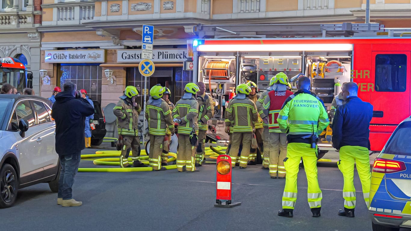Einsatzkräfte stehen vor dem "Plümecke" in Hannover-List: Ein Kellerbrand ging glimpflich aus.