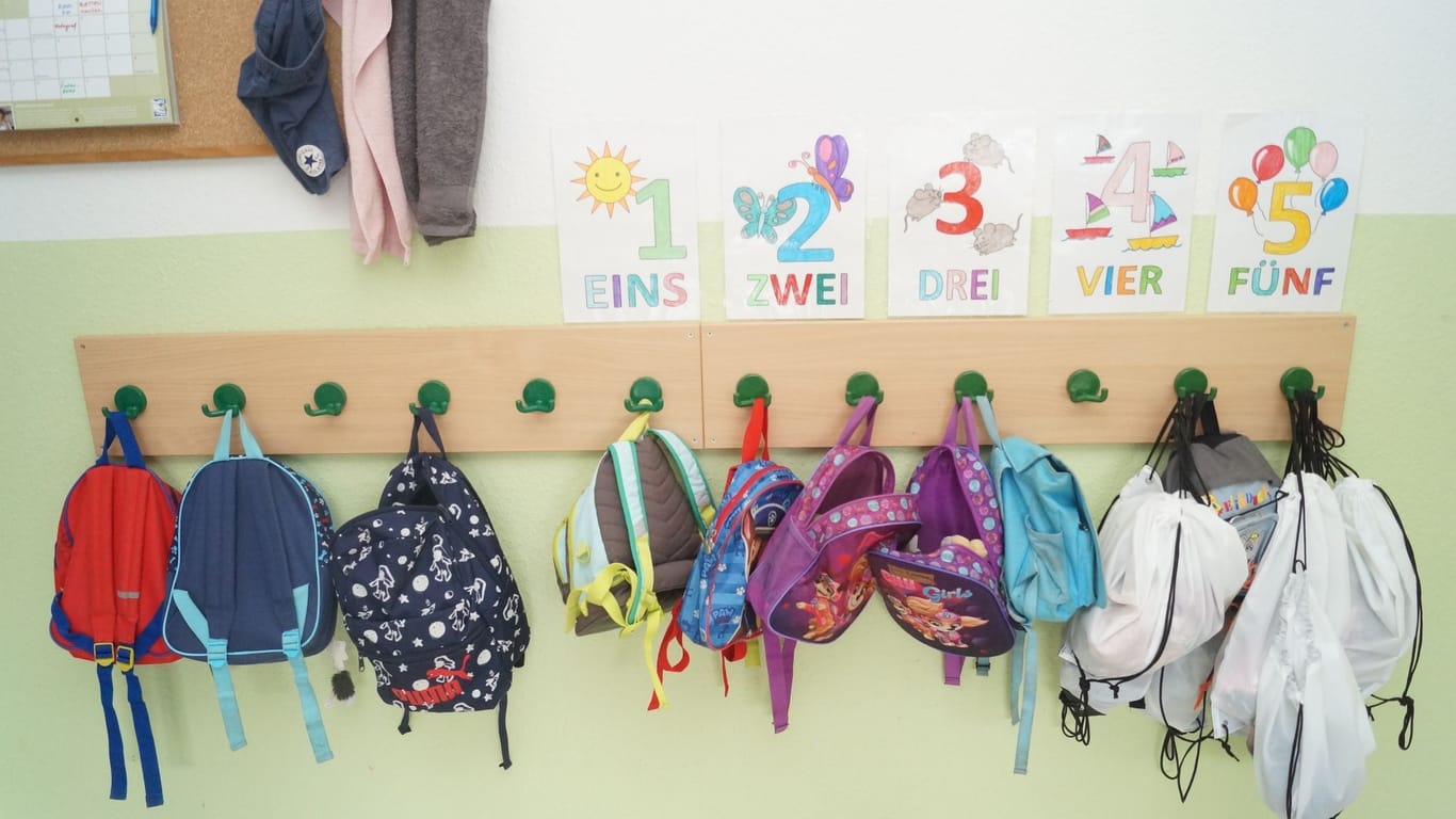 Rucksäcke hängen in einer Kita an einer Garderobe (Symbolbild): Der Kita-Preis geht in diesem Jahr auch an zwei Einrichtungen in Niedersachsen.