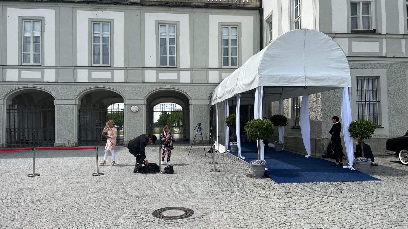 Bayerns Ministerpräsident hat die Feier bereits wieder verlassen: andere Gäste kommen noch nach ins Schloss Nymphenburg.