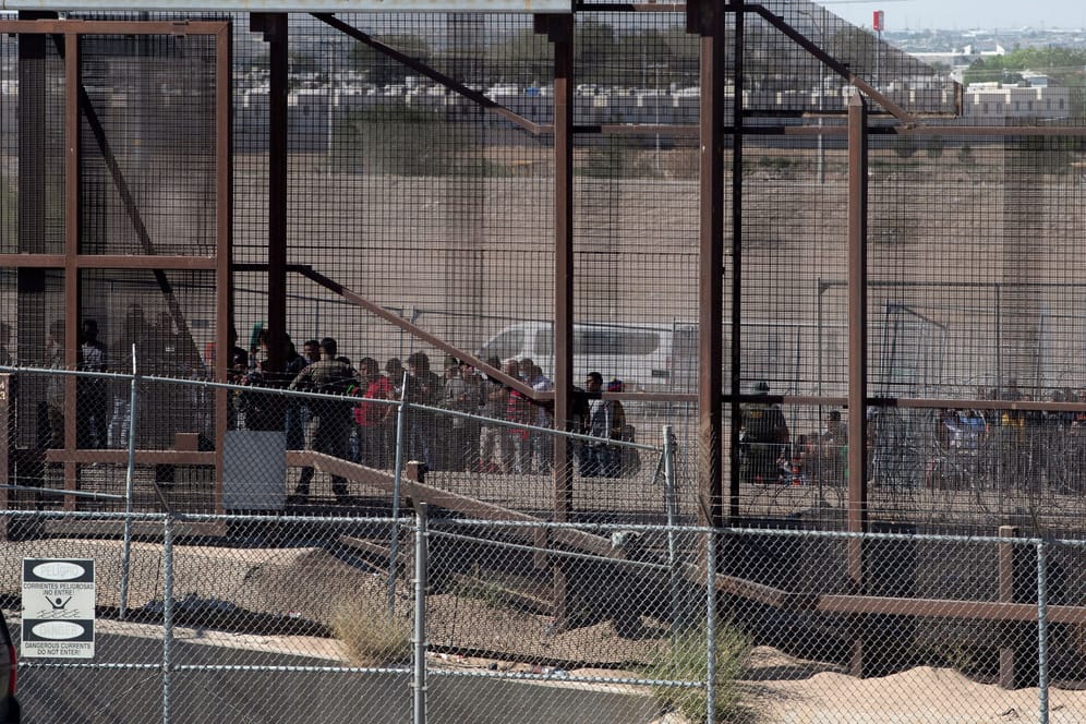 Migranten an der US-Grenze Mitte Mai: Zuletzt waren wieder mehr Asylsuchende an Grenze gekommen.