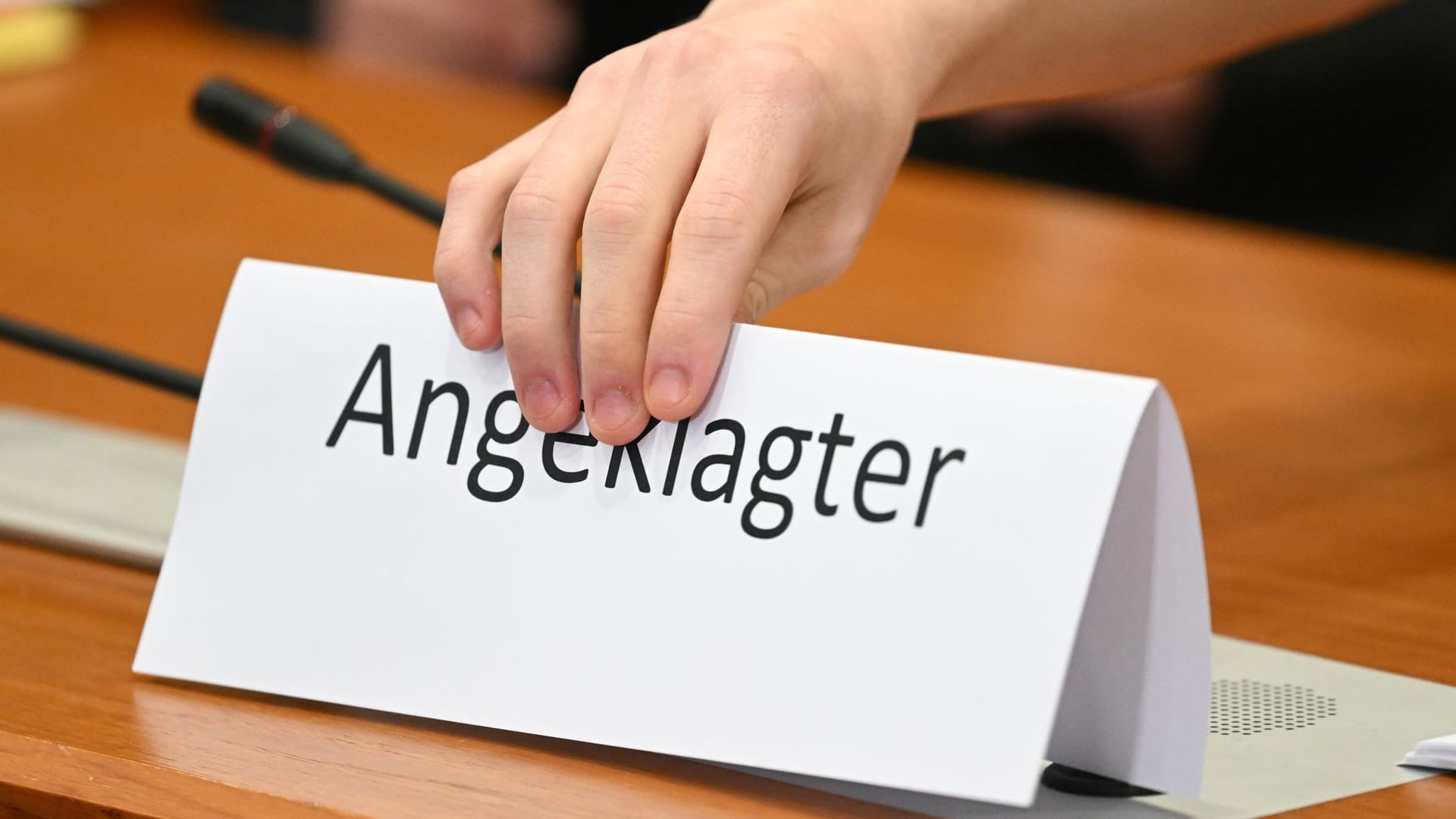 Ein Schild mit der Aufschrift "Angeklagter" wird auf die Gerichtsbank gestellt (Symbolbild): Für das Gericht stand fest, dass der Mann seinen sechsjährigen Sohn getötet hat. Ein Schild mit der Aufschrift "Angeklagter" wird auf die Gerichtsbank gestellt (Symbolbild): Für das Gericht stand fest, dass der Mann seinen sechsjährigen Sohn getötet hat.