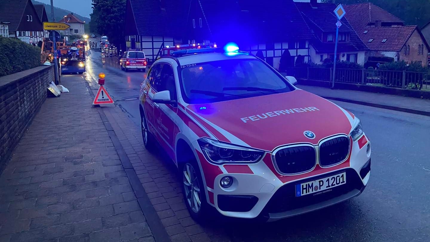 Feuerwehr Bad Pyrmont im Einsatz: In mehreren Häusern mussten nach den Wassermassen die Lehmwände gestützt werden.