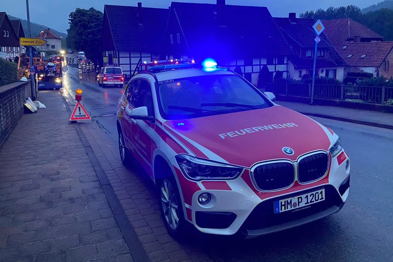 Feuerwehr Bad Pyrmont im Einsatz: In mehreren Häusern mussten nach den Wassermassen die Lehmwände gestützt werden.