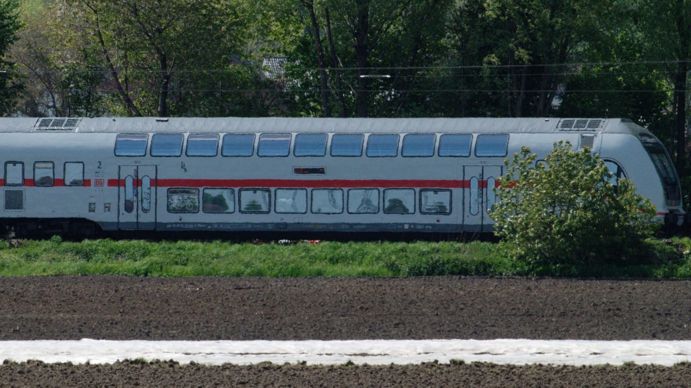 Hürth: Ein Zug steht auf der Bahnstrecke nahe dem Unfallort.