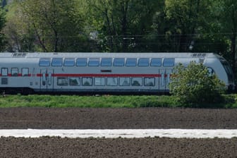 Hürth: Ein Zug steht auf der Bahnstrecke nahe dem Unfallort.